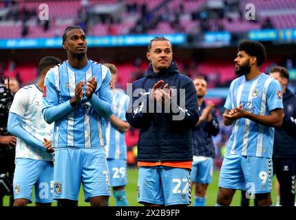 Haji Wright de Coventry City (à gauche), Joel Latibeaudiere et Ellis Simms applaudissent les supporters à la fin du match de demi-finale de la FA Cup Emirates au stade de Wembley, à Londres. Date de la photo : dimanche 21 avril 2024. Banque D'Images