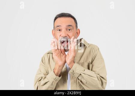 Homme senior criant ou appelant avec les mains Banque D'Images