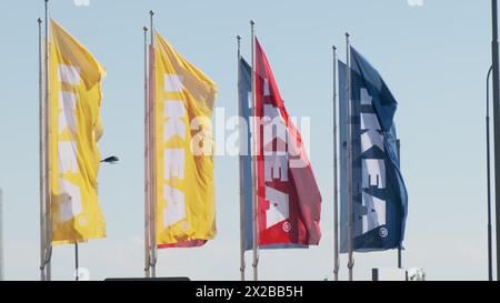 PRAGUE, TCHÉQUIE -AVRIL, 2024 : drapeaux logo IKEA dans le vent contre le ciel, Banque D'Images