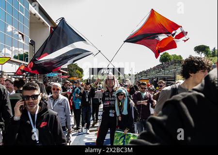 Circuit d'Imola, Bologne, Émilie-Romagne, Italie. 21 avril 2024. Championnat du monde d'Endurance FIA 2024, 6 heures d'Imola, jour de la course ; fan de Toyota sur la grille crédit : action plus Sports/Alamy Live News Banque D'Images