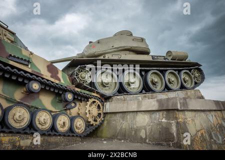 Char soviétique T-34 et char allemand PzKpfw IV sur le monument dans la 'Vallée de la mort' (Udolie smrti) Kapisova, Slovaquie, Europe. Banque D'Images