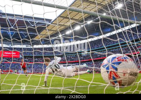 Londres, Royaume-Uni. 21 avril 2024. Rasmus Hojlund (11 ans), attaquant du Manchester United, marque une pénalité lors de la demi-finale de la Coupe de football Coventry City FC contre Manchester United FC Emirates au stade de Wembley, Londres, Angleterre, Royaume-Uni le 21 avril 2024 crédit : Every second Media/Alamy Live News Banque D'Images