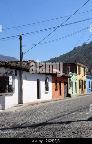 Antigua, ancienne capitale du Guatemala. Scène de rue calme, l'un d'une série.bâtiments colorés de l'Amérique centrale. Personne. Câbles, pavés. Banque D'Images