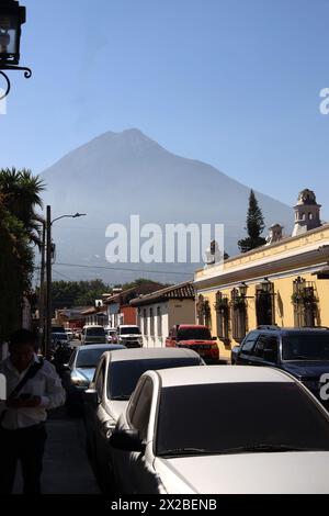 Antigua, ancienne capitale du Guatemala. Scène de rue, l'un d'une série.bâtiments colorés d'Amérique centrale.en arrière-plan est Volcano Agua.volcan Agua. Banque D'Images