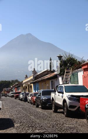 Antigua, ancienne capitale du Guatemala. Scène de rue, l'un d'une série.bâtiments colorés d'Amérique centrale.en arrière-plan est Volcano Agua.volcan Agua. Banque D'Images