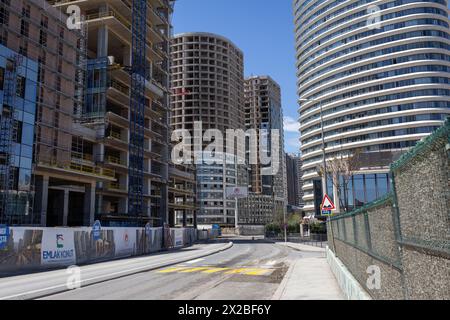 21 avril 2024 : scènes de la vie quotidienne à Fikirtepe, l'un des plus grands projets de transformation urbaine d'Istanbul dans le district de Kadikoy à Istanbul, Turkiye le 21 avril 2022. Fikirtepe, un quartier a été l'une des premières zones sélectionnées pour faire partie de l'ambitieux projet gouvernemental de transformation urbaine à Istanbul. Quinze ans plus tard, le processus a été embrouillé de différends juridiques et de désaccords entre entrepreneurs et propriétaires. (Crédit image : © Tolga Ildun/ZUMA Press Wire) USAGE ÉDITORIAL SEULEMENT! Non destiné à UN USAGE commercial ! Banque D'Images