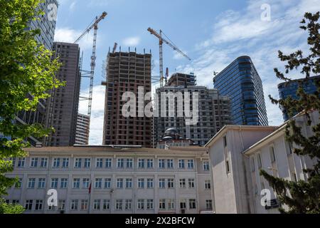 21 avril 2024 : scènes de la vie quotidienne à Fikirtepe, l'un des plus grands projets de transformation urbaine d'Istanbul dans le district de Kadikoy à Istanbul, Turkiye le 21 avril 2022. Fikirtepe, un quartier a été l'une des premières zones sélectionnées pour faire partie de l'ambitieux projet gouvernemental de transformation urbaine à Istanbul. Quinze ans plus tard, le processus a été embrouillé de différends juridiques et de désaccords entre entrepreneurs et propriétaires. (Crédit image : © Tolga Ildun/ZUMA Press Wire) USAGE ÉDITORIAL SEULEMENT! Non destiné à UN USAGE commercial ! Banque D'Images