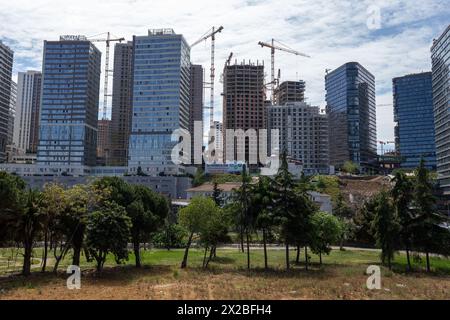 21 avril 2024 : scènes de la vie quotidienne à Fikirtepe, l'un des plus grands projets de transformation urbaine d'Istanbul dans le district de Kadikoy à Istanbul, Turkiye le 21 avril 2022. Fikirtepe, un quartier a été l'une des premières zones sélectionnées pour faire partie de l'ambitieux projet gouvernemental de transformation urbaine à Istanbul. Quinze ans plus tard, le processus a été embrouillé de différends juridiques et de désaccords entre entrepreneurs et propriétaires. (Crédit image : © Tolga Ildun/ZUMA Press Wire) USAGE ÉDITORIAL SEULEMENT! Non destiné à UN USAGE commercial ! Banque D'Images