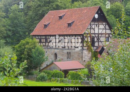 Kloster Palinzella Das Kloster Paulinzella ist eine ehemalige Benediktinerabtei, gegründet als Doppelkloster in Paulinzella im Rottenbachtal in Thüringen. Die ruine der Klosterkirche gehört zu den bedeutendsten romanischen Bauwerken in Deutschland.. Zinsboden Paulinzella Thüringen Deutschland *** Monastère de Palinzella le Monastère de Paulinzella est une ancienne abbaye bénédictine, fondée comme un monastère double à Paulinzella dans la vallée de Rottenbach en Thuringe les ruines de l'église du monastère sont parmi les plus importants bâtiments romans en Allemagne Zinsboden Paulinzella Thuringe Allemagne Banque D'Images