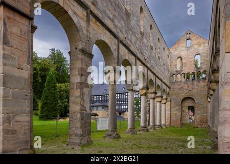 Kloster Palinzella Das Kloster Paulinzella ist eine ehemalige Benediktinerabtei, gegründet als Doppelkloster in Paulinzella im Rottenbachtal in Thüringen. Die ruine der Klosterkirche gehört zu den bedeutendsten romanischen Bauwerken in Deutschland. Paulinzella Thüringen Deutschland *** Monastère de Palinzella le Monastère de Paulinzella est une ancienne abbaye bénédictine, fondée comme un monastère double à Paulinzella dans la vallée de Rottenbach en Thuringe les ruines de l'église du monastère sont parmi les plus importants bâtiments romans en Allemagne Paulinzella Thuringe Allemagne Banque D'Images