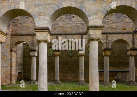 Kloster Palinzella Das Kloster Paulinzella ist eine ehemalige Benediktinerabtei, gegründet als Doppelkloster in Paulinzella im Rottenbachtal in Thüringen. Die ruine der Klosterkirche gehört zu den bedeutendsten romanischen Bauwerken in Deutschland. Paulinzella Thüringen Deutschland *** Monastère de Palinzella le Monastère de Paulinzella est une ancienne abbaye bénédictine, fondée comme un monastère double à Paulinzella dans la vallée de Rottenbach en Thuringe les ruines de l'église du monastère sont parmi les plus importants bâtiments romans en Allemagne Paulinzella Thuringe Allemagne Banque D'Images