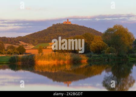 Veste Wachsenburg Die Veste Wachsenburg, häufig auch nur kurz Wachsenburg genannt, ist eine zu den Drei Gleichen gehörende mittelalterliche Gipfelburg. IM Laufe ihrer Geschichte wechselte die Burg häufig ihren Besitzer, wurde zerstört und häufig um- und ausgebaut : besonders 1900 bis 1913 zur Aufnahme der umfangreichen Wachsenburg-Sammlungen zur Heimat- und Heeresgeschichte. Letztere Ging 1946 verloren, das Heimatmuseum musste 1962 schließen. Heute dient die Wachsenburg, wie schon lange, als Ausflugsgaststätte, seit 1966 als Hotel, und sie beherbergt ein kleines, privat geführtes Museum. Wachse Banque D'Images