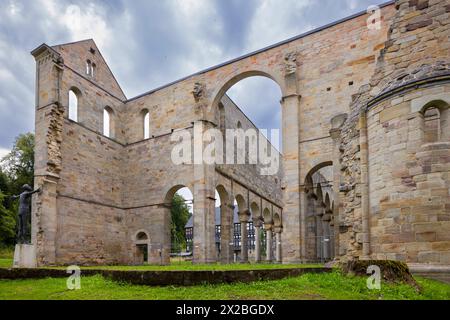 Kloster Palinzella Das Kloster Paulinzella ist eine ehemalige Benediktinerabtei, gegründet als Doppelkloster in Paulinzella im Rottenbachtal in Thüringen. Die ruine der Klosterkirche gehört zu den bedeutendsten romanischen Bauwerken in Deutschland. Paulinzella Thüringen Deutschland *** Monastère de Palinzella le Monastère de Paulinzella est une ancienne abbaye bénédictine, fondée comme un monastère double à Paulinzella dans la vallée de Rottenbach en Thuringe les ruines de l'église du monastère sont parmi les plus importants bâtiments romans en Allemagne Paulinzella Thuringe Allemagne Banque D'Images