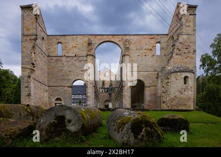 Kloster Palinzella Das Kloster Paulinzella ist eine ehemalige Benediktinerabtei, gegründet als Doppelkloster in Paulinzella im Rottenbachtal in Thüringen. Die ruine der Klosterkirche gehört zu den bedeutendsten romanischen Bauwerken in Deutschland. Paulinzella Thüringen Deutschland *** Monastère de Palinzella le Monastère de Paulinzella est une ancienne abbaye bénédictine, fondée comme un monastère double à Paulinzella dans la vallée de Rottenbach en Thuringe les ruines de l'église du monastère sont parmi les plus importants bâtiments romans en Allemagne Paulinzella Thuringe Allemagne Banque D'Images