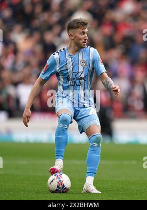 Victor Torp de Coventry City lors de la demi-finale de la Coupe de football Emirates FA au stade de Wembley, Londres. Date de la photo : dimanche 21 avril 2024. Banque D'Images