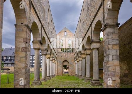 Kloster Palinzella Das Kloster Paulinzella ist eine ehemalige Benediktinerabtei, gegründet als Doppelkloster in Paulinzella im Rottenbachtal in Thüringen. Die ruine der Klosterkirche gehört zu den bedeutendsten romanischen Bauwerken in Deutschland. Paulinzella Thüringen Deutschland *** Monastère de Palinzella le Monastère de Paulinzella est une ancienne abbaye bénédictine, fondée comme un monastère double à Paulinzella dans la vallée de Rottenbach en Thuringe les ruines de l'église du monastère sont parmi les plus importants bâtiments romans en Allemagne Paulinzella Thuringe Allemagne Banque D'Images