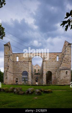 Kloster Palinzella Das Kloster Paulinzella ist eine ehemalige Benediktinerabtei, gegründet als Doppelkloster in Paulinzella im Rottenbachtal in Thüringen. Die ruine der Klosterkirche gehört zu den bedeutendsten romanischen Bauwerken in Deutschland. Paulinzella Thüringen Deutschland *** Monastère de Palinzella le Monastère de Paulinzella est une ancienne abbaye bénédictine, fondée comme un monastère double à Paulinzella dans la vallée de Rottenbach en Thuringe les ruines de l'église du monastère sont parmi les plus importants bâtiments romans en Allemagne Paulinzella Thuringe Allemagne Banque D'Images