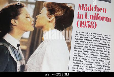 Viersen, Allemagne - 5 avril. 2024 : gros plan de la scène cinématographique allemande Mädchen en uniforme de 1958 avec Romy Schneider et Lilli Palmer dans le magazine Banque D'Images