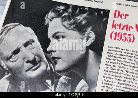 Viersen, Allemagne - 5 avril. 2024 : gros plan de la scène cinématographique allemande The Last Man avec Romy Schneider et Hans Albers de 1955 dans le magazine Banque D'Images