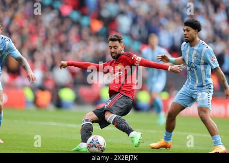 Londres, Royaume-Uni. 21 avril 2024. Bruno Fernandes de Manchester Utd marque le 3e but de son équipe. La demi-finale de l'Emirates FA Cup, Coventry City v Manchester Utd au stade de Wembley à Londres le dimanche 21 avril 2024. Usage éditorial exclusif. photo par Andrew Orchard/Andrew Orchard photographie sportive/Alamy Live News crédit : Andrew Orchard photographie sportive/Alamy Live News Banque D'Images