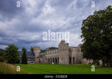 Kloster Palinzella Das Kloster Paulinzella ist eine ehemalige Benediktinerabtei, gegründet als Doppelkloster in Paulinzella im Rottenbachtal in Thüringen. Die ruine der Klosterkirche gehört zu den bedeutendsten romanischen Bauwerken in Deutschland. Paulinzella Thüringen Deutschland *** Monastère de Palinzella le Monastère de Paulinzella est une ancienne abbaye bénédictine, fondée comme un monastère double à Paulinzella dans la vallée de Rottenbach en Thuringe les ruines de l'église du monastère sont parmi les plus importants bâtiments romans en Allemagne Paulinzella Thuringe Allemagne Banque D'Images