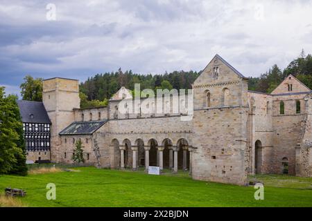 Kloster Palinzella Das Kloster Paulinzella ist eine ehemalige Benediktinerabtei, gegründet als Doppelkloster in Paulinzella im Rottenbachtal in Thüringen. Die ruine der Klosterkirche gehört zu den bedeutendsten romanischen Bauwerken in Deutschland. Paulinzella Thüringen Deutschland *** Monastère de Palinzella le Monastère de Paulinzella est une ancienne abbaye bénédictine, fondée comme un monastère double à Paulinzella dans la vallée de Rottenbach en Thuringe les ruines de l'église du monastère sont parmi les plus importants bâtiments romans en Allemagne Paulinzella Thuringe Allemagne Banque D'Images