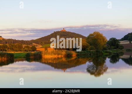 Veste Wachsenburg Die Veste Wachsenburg, häufig auch nur kurz Wachsenburg genannt, ist eine zu den Drei Gleichen gehörende mittelalterliche Gipfelburg. IM Laufe ihrer Geschichte wechselte die Burg häufig ihren Besitzer, wurde zerstört und häufig um- und ausgebaut : besonders 1900 bis 1913 zur Aufnahme der umfangreichen Wachsenburg-Sammlungen zur Heimat- und Heeresgeschichte. Letztere Ging 1946 verloren, das Heimatmuseum musste 1962 schließen. Heute dient die Wachsenburg, wie schon lange, als Ausflugsgaststätte, seit 1966 als Hotel, und sie beherbergt ein kleines, privat geführtes Museum. Wachse Banque D'Images