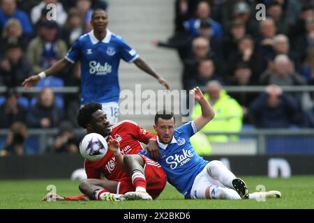 Liverpool, Royaume-Uni. 21 avril 2024. Ola Aina de Nottingham Forest et Jack Harrison d'Everton en action. Premier League match, Everton contre Nottingham Forest au Goodison Park à Liverpool le dimanche 21 avril 2024. Cette image ne peut être utilisée qu'à des fins éditoriales. Usage éditorial exclusif, photo de Chris Stading/Andrew Orchard photographie sportive/Alamy Live News crédit : Andrew Orchard photographie sportive/Alamy Live News Banque D'Images