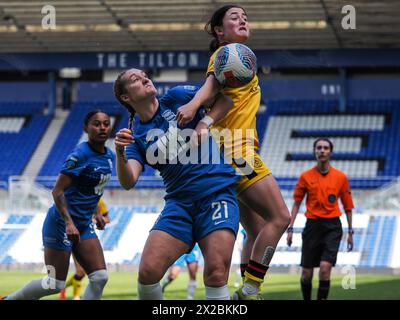 Birmingham, Royaume-Uni. 21 avril 2024. Birmingham, Angleterre, 21 avril 2024 : Claudia Walker (21 Birmingham) se bat pour le ballon lors du match de football du championnat FA Womens entre Birmingham City et Sheffield United à St Andrews à Birmingham, Angleterre (Natalie Mincher/SPP) crédit : SPP Sport Press photo. /Alamy Live News Banque D'Images