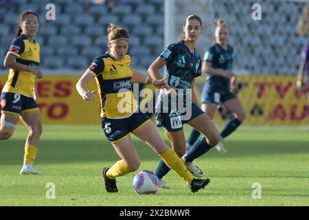 Gosford, Australie. 21 avril 2024. Annabel Martin (à gauche) du Central Coast Mariners FC et Indiana dos Santos (à droite) du Sydney FC sont en action lors du match Liberty A-League de la saison 2023-24 semi-finale 2 (Leg 1) entre le Central Coast Mariners FC et le Sydney FC au stade Industree Group. Score final ; Sydney FC 1 : 0 Central Coast Mariners FC. Crédit : SOPA images Limited/Alamy Live News Banque D'Images