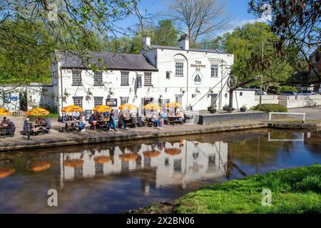 Les gens assis à l'extérieur mangeant et buvant au pub au bord du canal le Shroppie volent dans le village du Cheshire d'Audlem Cheshire en Angleterre Banque D'Images