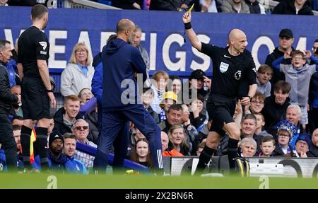 Liverpool, Royaume-Uni. 21 avril 2024. L'arbitre Anthony Taylor (R) montre un carton jaune à un membre du personnel de Nottingham Forest lors du match de premier League à Goodison Park, Liverpool. Le crédit photo devrait se lire : Andrew Yates/Sportimage crédit : Sportimage Ltd/Alamy Live News Banque D'Images