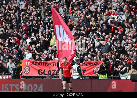 Stade de Wembley, Londres le dimanche 21 avril 2024. Rasmus Hojlund (11 Manchester United) célèbre avec ses fans après avoir marqué la victoire en penaltys lors du match de demi-finale de la FA Cup entre Coventry City et Manchester City au stade de Wembley, Londres, dimanche 21 avril 2024. (Photo : Kevin Hodgson | mi News) crédit : MI News & Sport /Alamy Live News Banque D'Images