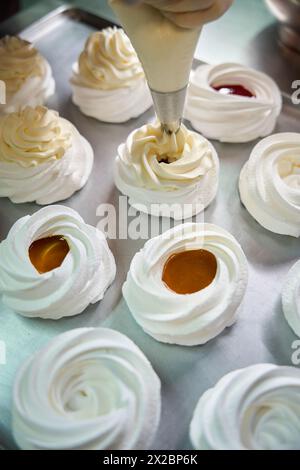 Vue de dessus préparation d'un délicieux dessert mini Pavlova appétissant Banque D'Images