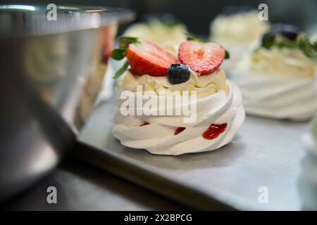 Vue pour un dessert mini Pavlova sucré et savoureux Banque D'Images