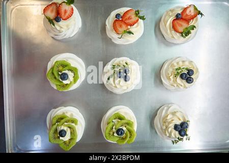 Vue de dessus ensemble de nids de meringue aérés sucrés avec des tourbillons de crème Banque D'Images