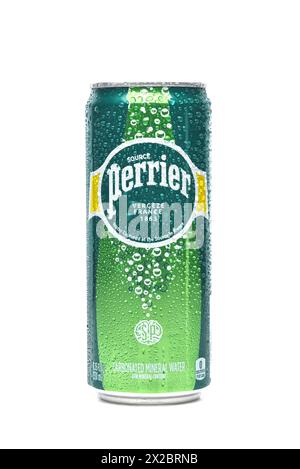 IRVINE, CALIFORNIE - 20 avril 2024 : une canette d'eau minérale gazeuse Perrier. Banque D'Images