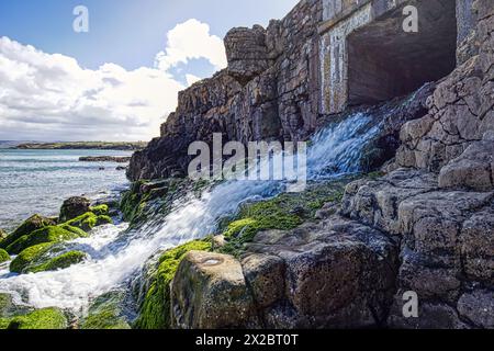 River Outlet, Moelfre Beach, Moelfre, Anglsey, Nord du pays de Galles Banque D'Images