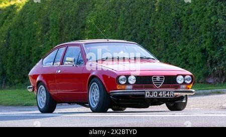 Bicester, UK- Apr 21st2024 : 1976 rouge Alfa Romeo voiture classique conduite sur une route britannique Banque D'Images
