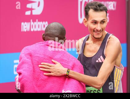 Londres, Royaume-Uni. 21 avril 2024. Le coureur britannique Emile Cairess termine troisième de la course masculine. Les gagnants de la course Elite sont vus en train de franchir la ligne d'arrivée et la zone de présentation. L'itinéraire du marathon de Londres 2024 TCS part de Greenwich et traverse la ville de Londres, pour finir sur le Mall à Westminster. Au total, environ 50 000 participants devraient commencer le marathon cette année, dont 20 députés, plusieurs pairs et de nombreuses célébrités. Crédit : Imageplotter/Alamy Live News Banque D'Images