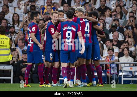 Madrid, Espagne. 21 avril 2024. MADRID, ESPAGNE - 21 AVRIL : les joueurs du FC Barcelone (de gauche à droite) Ilkay Gundogan, Frenkie de Jong, Robert Lewandowski, Ronald Araujo ont vu célébrer un but lors du match de football la Liga EA Sports 2023/24 entre le Real Madrid et le FC Barcelone à l'Estadio Santiago Bernabeu le 21 avril 2024 à Madrid, Espagne. Crédit : Agence photo indépendante/Alamy Live News Banque D'Images