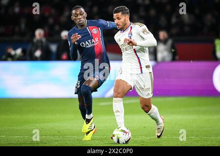 Paris, France, France. 21 avril 2024. Randal KOLO MUANI du PSG et Henrique Silva de Lyon lors du match de Ligue 1 opposant le Paris Saint-Germain (PSG) et l'Olympique Lyonnais (OL) au stade du Parc des Princes le 21 avril 2024 à Paris. (Crédit image : © Matthieu Mirville/ZUMA Press Wire) USAGE ÉDITORIAL SEULEMENT! Non destiné à UN USAGE commercial ! Banque D'Images