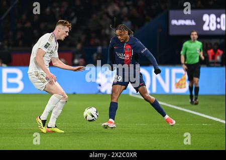 Paris, France. 21 avril 2024. Julien Mattia/le Pictorium - Paris Saint Germain (PSG) vs OL au Parc des Princes - 21/04/2024 - France/Ile-de-France (région)/Paris - Bradley Barcola lors du 30e Journee de ligue 1 UberEats entre le PSG et l'Olympique Lyonnais au Parc des Princes, 21 avril 2024 crédit : LE PICTORIUM/Alamy Live News Banque D'Images