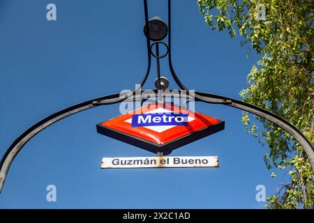 Le panneau pour la station de métro Guzman El Bueno, des lignes 6 et 7 à Madrid, Espagne, Europe. Banque D'Images