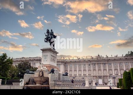 Palais royal de Madrid pendant un après-midi glorieux, vu de la place Oriente, avec la statue du roi Philippe IV au premier plan. Banque D'Images