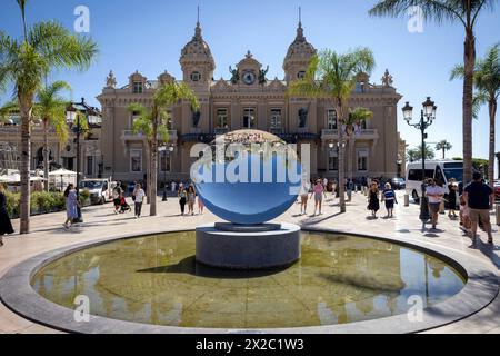 La sculpture Sky Mirror d'Anish Kapoor se trouve devant le Casino de Monte Carlo, Monaco, où seuls les étrangers sont autorisés à parier Banque D'Images