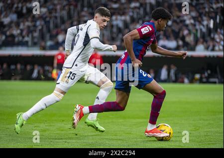 Madrid, Espagne. 21 avril 2024. MADRID, ESPAGNE - 21 AVRIL : Lamine Yamal du FC Barcelone (R) vu en action contre Federico Valverde du Real Madrid (l) lors du match de football la Liga EA Sports 2023/24 entre le Real Madrid et le FC Barcelone à l'Estadio Santiago Bernabeu le 21 avril 2024 à Madrid, Espagne. Crédit : Agence photo indépendante/Alamy Live News Banque D'Images