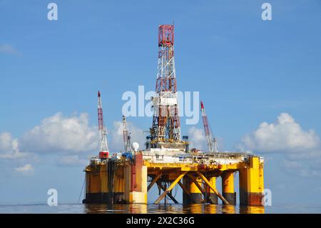 Plate-forme de forage pétrolier et gazier offshore flottante Transocean Amirante en eau profonde dans le golfe du Mexique au large des côtes de la Louisiane. Banque D'Images