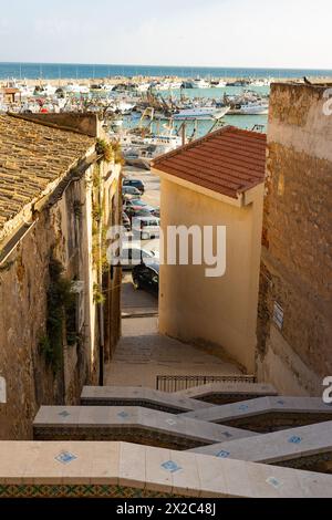 Escalier artistique et vue sur le port à Sciacca en Sicile Banque D'Images