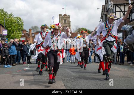 21/04/2024. Londres, Royaume-Uni Morris Dancing by the Merrydowners se produit devant le Queen's Head sur Pinner High Street lors des célébrations de la St Georges Day Banque D'Images